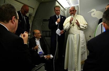 El papa Francisco responde a las preguntas de los periodistas durante el vuelo de regreso de Bangladés.