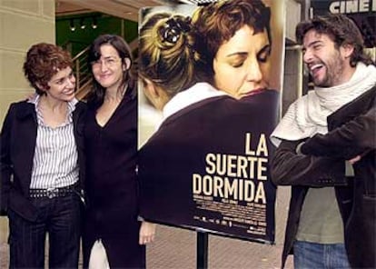 Adriana Ozores, Ángeles González-Sinde (en el centro) y Félix Gómez.