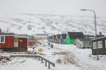 La calle del supermercado de Qaanaaq en medio de una ventisca.

