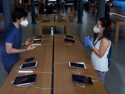 Dos consumidores miran tabletas en el interior de la tienda Apple de la Puerta del Sol, en Madrid.