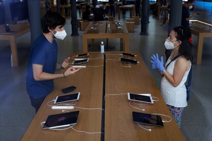 Dos consumidores miran tabletas en el interior de la tienda Apple de la Puerta del Sol, en Madrid.