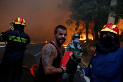 Les autoritats portuàries van indicar a l'AFP que havien trobat quatre cossos al mar, els de tres dones i un nen, morts quan intentaven protegir-se de les flames. A la imatge, bombers intenten apagar les flames a Rafina (Grècia).