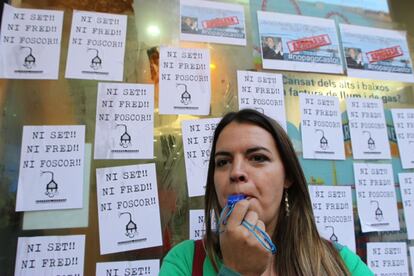 Un membre de la PAH protesta contra la pobresa energètica aquest dimecres a Barcelona.