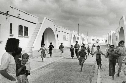 Moderno pueblo de pescadores , Olhão, Algarve, Portugal 1954