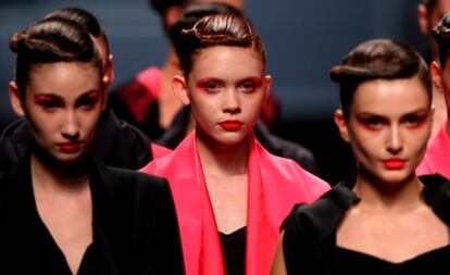 Un grupo de modelos exhiben los conjuntos de la diseñadora catalana Montse Liarte en la pasarela 080 Barcelona Fashion en Barcelona.