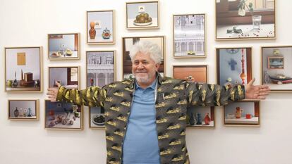 Pedro Almodóvar con algunos de los bodegones que expone en la Fresh Gallery, de Madrid.