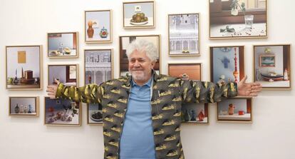 Pedro Almodóvar con algunos de los bodegones que expone en la Fresh Gallery, de Madrid.