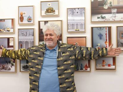 Pedro Almodóvar con algunos de los bodegones que expone en la Fresh Gallery, de Madrid.