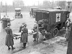 Miembros de la Cruz Roja Americana sacan a las víctimas españolas de influenza de una casa en las avenidas Etzel y Page en 1918. (Foto de archivo de St. Louis Post-Dispatch / Tribune News Service vía Getty Images)