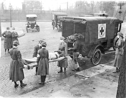 La Cruz Roja traslada a víctimas de la gripe de 1918 en San Luis (Missouri)