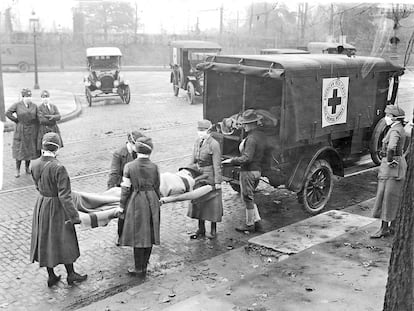 Enfermeiras da Cruz Vermelha transportam vítima da gripe de 1918 em Sant Louis (Missouri).