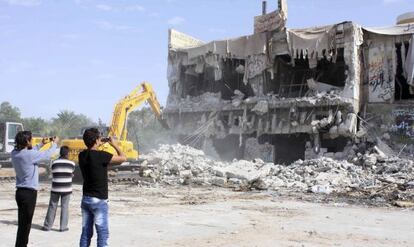 Varios libios toman fotografías de la destrucción de la casa del fallecido líder libio Muamar al Gadafi.