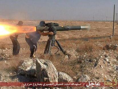Imagen difundida por el EI que muestra a sus militantes disparando un misil en Hassakeh (Siria).