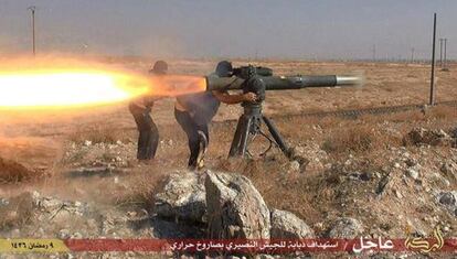 Imagen difundida por el EI que muestra a sus militantes disparando un misil en Hassakeh (Siria).