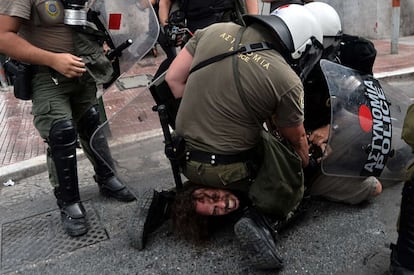 La policía reduce a un manifestante en Atenas.