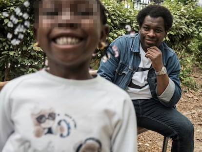 Adama Diko, viudo de Mariam Diko, y su hija Malika, en un parque de París.