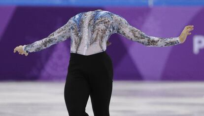 Adam Rippon, dos Estados Unidos, durante sua atuação na prova de estilo livre de patinação artística.