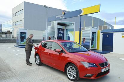 Estación de carga de gas natural vehicular (GNV) en Hospitalet de Llobregat (Barcelona).