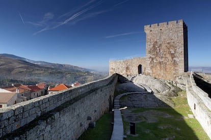 Sus fuentes de los siglos XII, XVI y XIX dan cuenta de la evolución de esta aldea cuyo castillo medieval sobre rocas graníticas se alza a 820 metros. Desde esa altura se contempla el Valle de Mondego. Casas manuelinas y la judería añaden encanto a esta población.