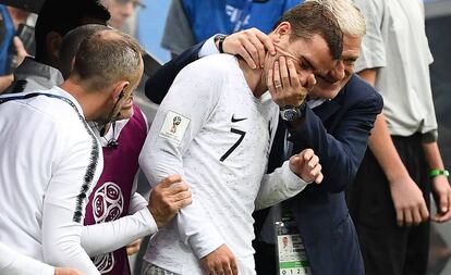 Dechamps celebra con Griezmann el pase de Francia a las semifinales del Mundial de Rusia 2018.