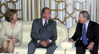 Los reyes  Juan Carlos y  Sofía, con el ministro de Asuntos Exteriores de Siria, Faruk al Shara, ayer en Damasco.