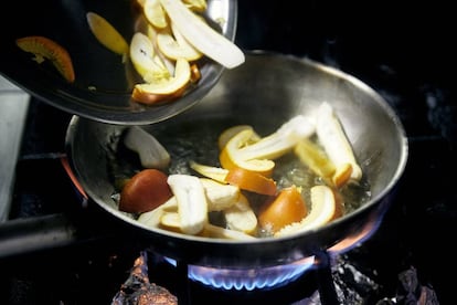 Un salteado de amanitas a fuego fuerte en el restaurante soriano Trashumante.