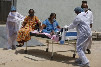 Dos sanitarios trasladan a pacientes desde un hospital especializado en covid a otro para dejar libre la cama para nuevos ingresos, en el hospital civil de Ahmedabad, India. Las nuevas infecciones se han disparado en el último mes y La India ya ha registrado más de 13,6 millones de casos, superando a Brasil y situándose en segundo lugar después de Estados Unidos. En las últimas 24 horas se han detectado más de 160.000 nuevas infecciones y los expertos temen que lo peor esté por llegar.