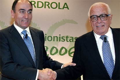 Sánchez Galán (izquierda) saluda a Oriol en la última junta de accionistas de Iberdrola.