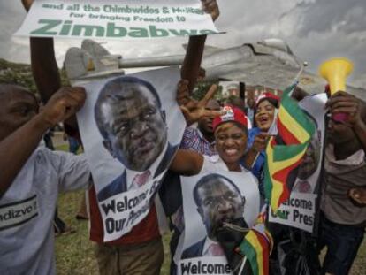El exvicepresidente Emmerson Mnangagwa promete sacar al país de la grave crisis económica