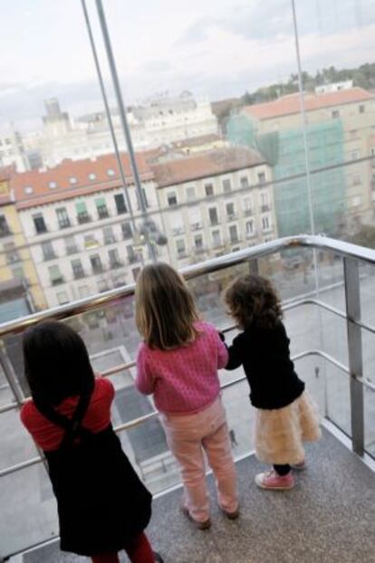 Tres niñas en el ascensor del Museo Reina Sofía de Madrid.