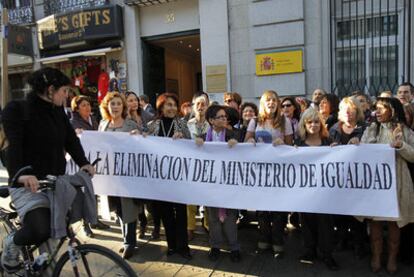 Mujeres de diversas organizaciones feministas protestaron  ayer por la eliminación  del  Ministerio de Igualdad.