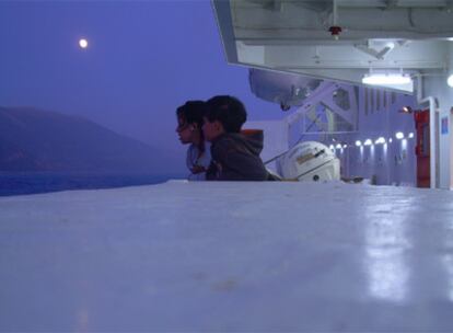 Carlota y Adrià durante la travesía nocturna por el mar Jónico (Grecia).