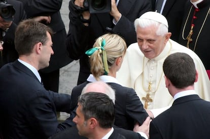 Gerry y Kate McCann, padres de Madeleine, son recibidos por Benedicto XVI en la plaza de San Pedro, en el Vaticano, el 30 de mayo de 2007.