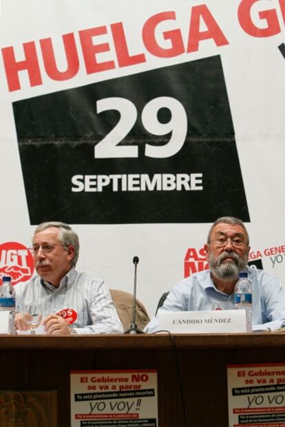 Los secretarios generales de CC OO, Ignacio Fernández Toxo, y UGT, Cándido Méndez, en el último acto antes del 29-S celebrado en la facultad de Medicina de la universidad Complutense.