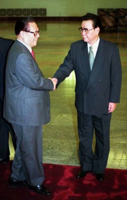 Jian Zemin (izquierda) y Li Peng en octubre de 1997.