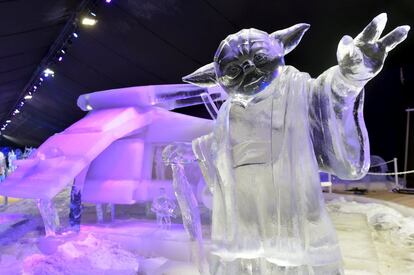 La exposición contará con más de 1.500 metros cuadrados sobre el hielo de la ciudad belga. En la imagen, el yoda de hielo que formará parte del festival en Lieja.