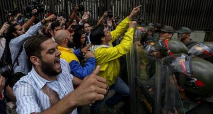 Un grupo de diputados se enfrenta a soldados de la Guardia Nacional en la sede del Supremo. 