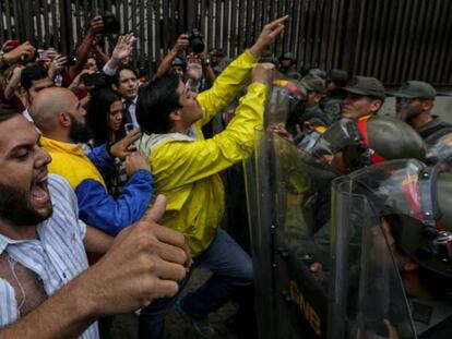 Un grupo de diputados se enfrenta a soldados de la Guardia Nacional en la sede del Supremo. 