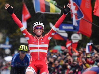 El ciclista danés Mads Pedersen celebra su victoria en el Mundial de Ciclismo de Yorkshire.