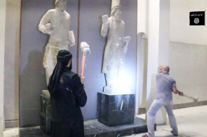 El 26 de febrero, el ISIS difundió un vídeo en el que se veía cómo varios terroristas destrozaban piezas arqueológicas en el museo de Mosul (Irak). Estas prácticas, tanto la destrucción de obras de arte como su publicación propagandística, las ha llevado a cabo de forma sistemática. | <a href="http://internacional.elpais.com/internacional/2015/02/26/actualidad/1424955673_750395.html" target="blank"> IR A LA NOTICIA</a>