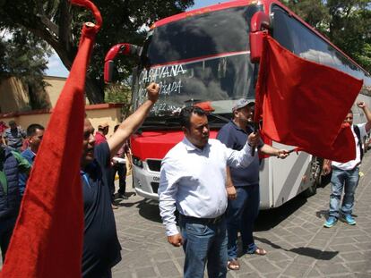 Una caravana de Maestros de Oaxaca parte hacia la Ciudad de México.