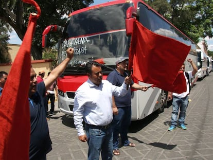 Una caravana de Maestros de Oaxaca parte hacia la Ciudad de México.