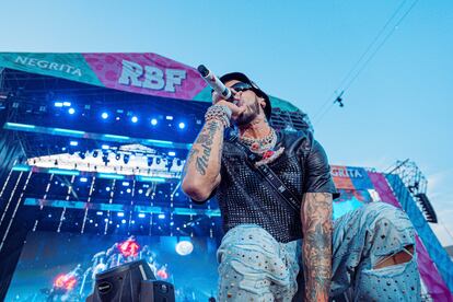 Anuel actuando en el Reggaeton Beach Festival de Barcelona.