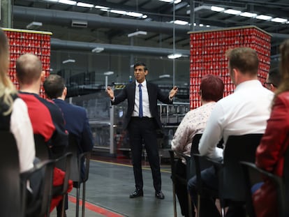 Rishi Sunak explicaba este martes el nuevo acuerdo alcanzado con la UE a los trabajadores de una fábrica de Lisburn, en Irlanda del Norte.