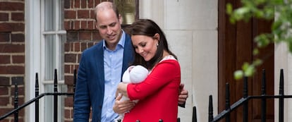 LONDON, ENGLAND - APRIL 23: Prince William, Duke of Cambridge and Catherine, Duchess of Cambridge leave the Lindo Wing of St Mary's Hospital with their new born baby boy on April 23, 2018 in London, England. The Duchess of Cambridge gave birth to a boy at 11.01 BST, weighing 8lb 7oz. (Photo by Chris J Ratcliffe/Getty Images)