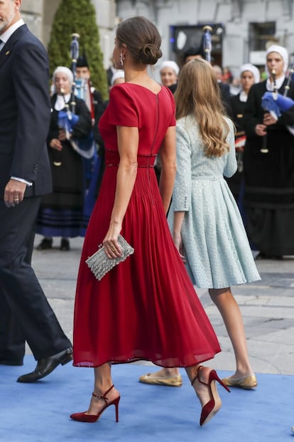 Detalle de la espalda del vestido de la reina Letizia, y del moño que ha lucido, un peinado muy recurrido por la esposa de Felipe VI en sus últimos actos.