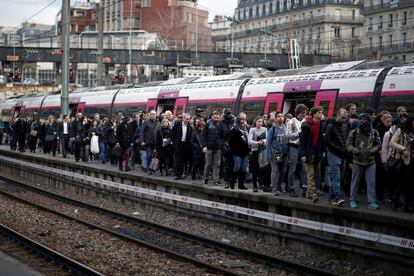 Passageiros chegam à estação de trem Saint-Lazare durante a greve nacional de trens, em Paris.