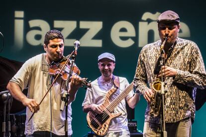 Larbi Sassi, viol&iacute;n; y Pablo Hern&aacute;ndez, saxo, componen Sinouj.