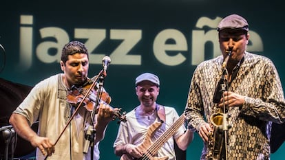 Larbi Sassi, viol&iacute;n; y Pablo Hern&aacute;ndez, saxo, componen Sinouj.