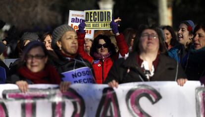 Mujeres con pancartas contra la Ley del Aborto.